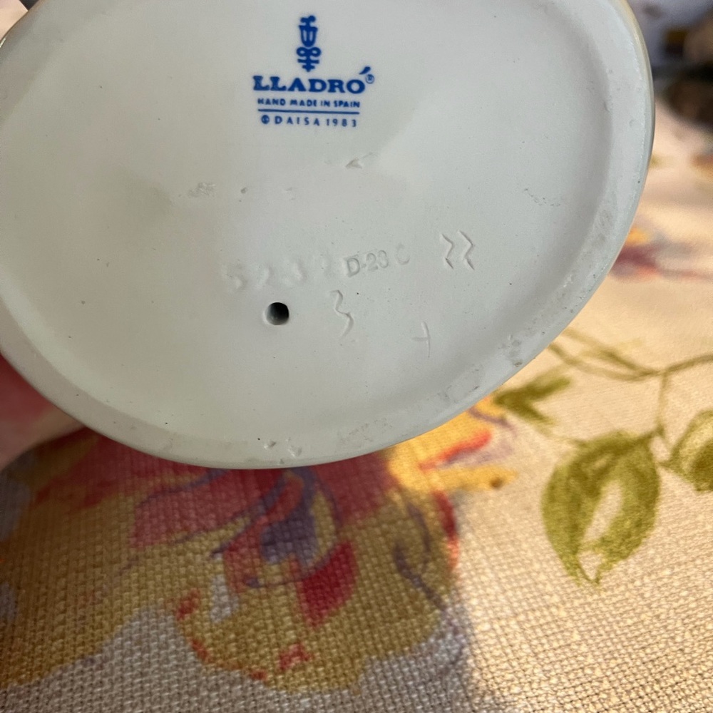 Lladro Charming Blue and White Porcelain Figurine - Picture 9 of 9